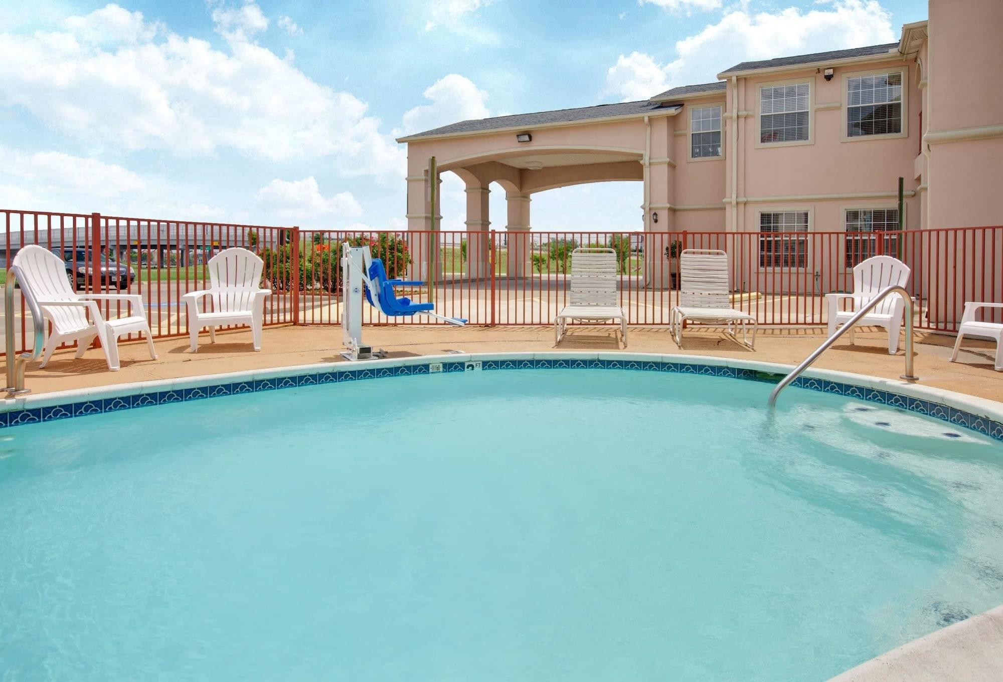 Super 8 By Wyndham Forney/East Dallas Exterior foto